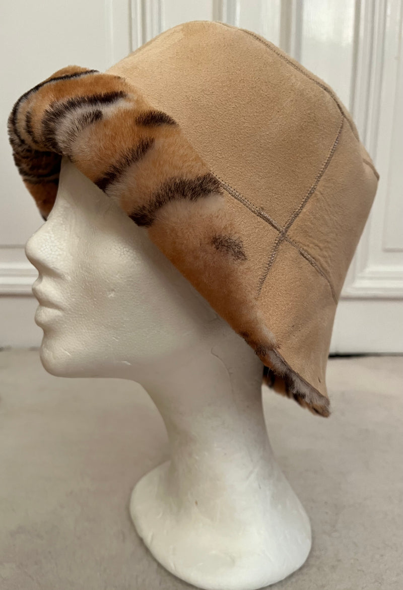 Buckethat i fårskinn