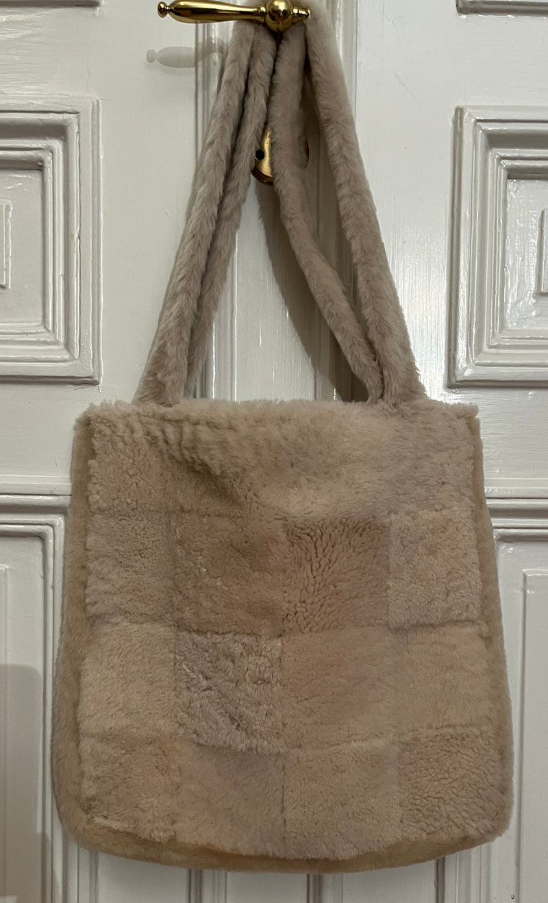 Shoppingväska i fårskinn - Mellan