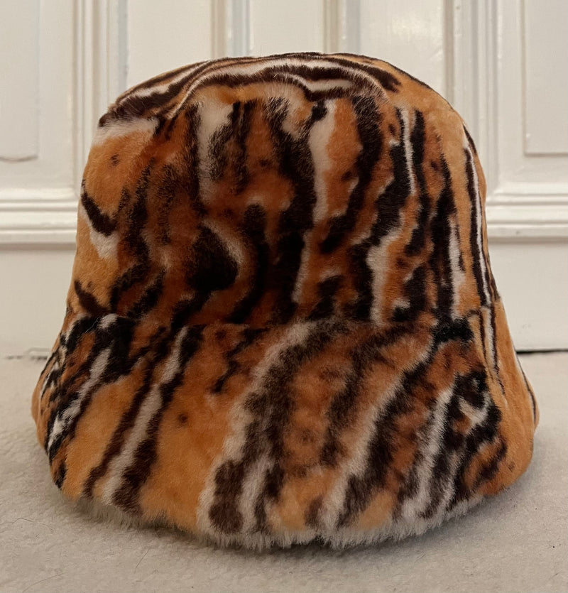 Buckethat i fårskinn