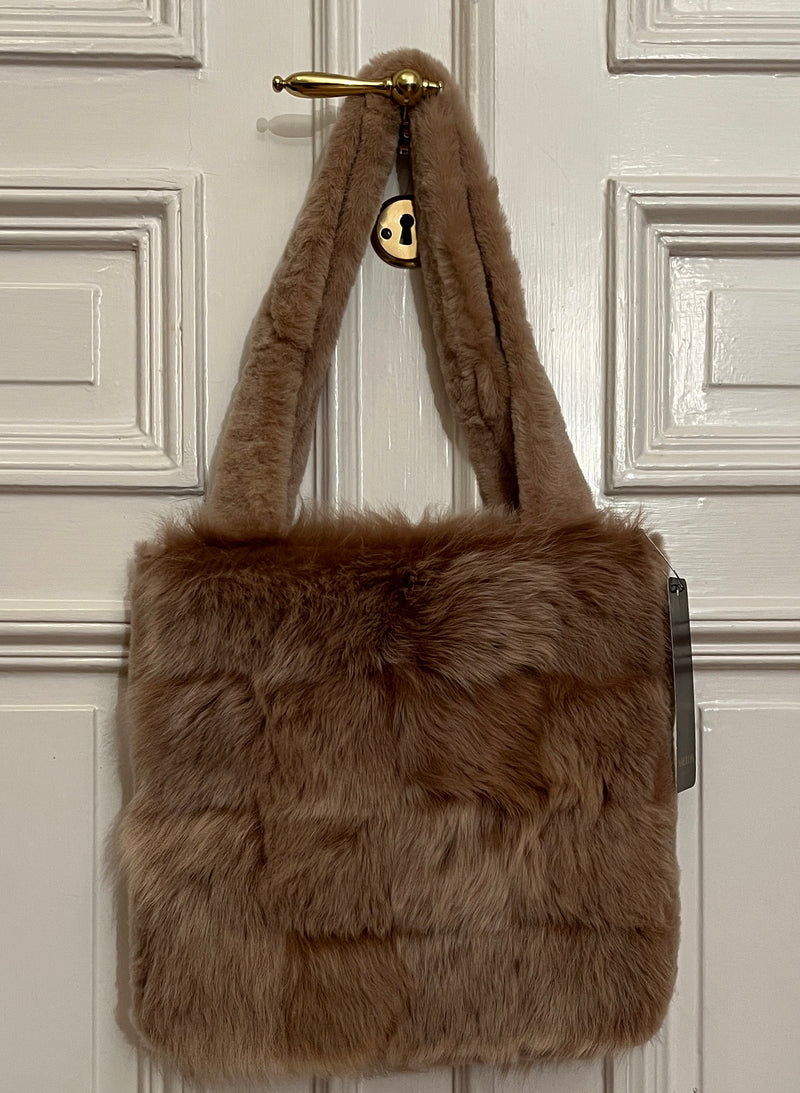 Shoppingväska i fårskinn - Mellan