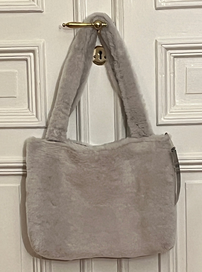 Shoppingväska i fårskinn - Mellan