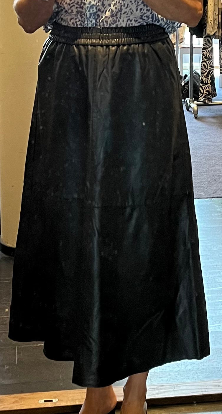 Lång skinnkjol