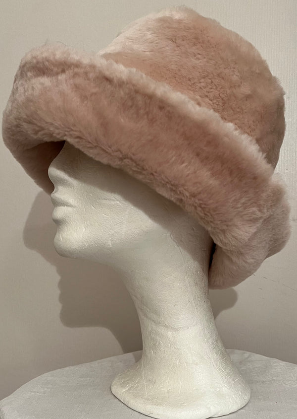 Vändbar Buckethat i fårskinn med bredare brätte