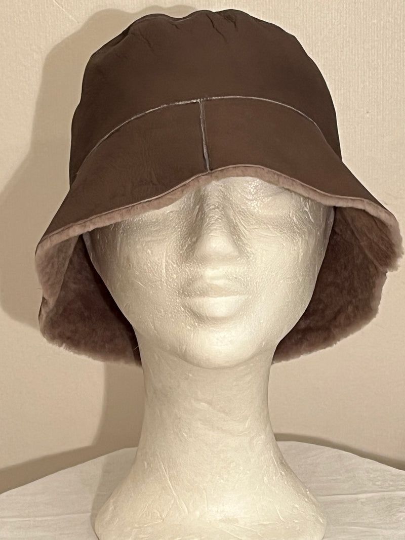Buckethat i fårskinn