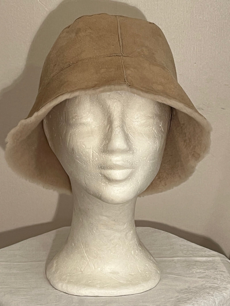 Buckethat i fårskinn