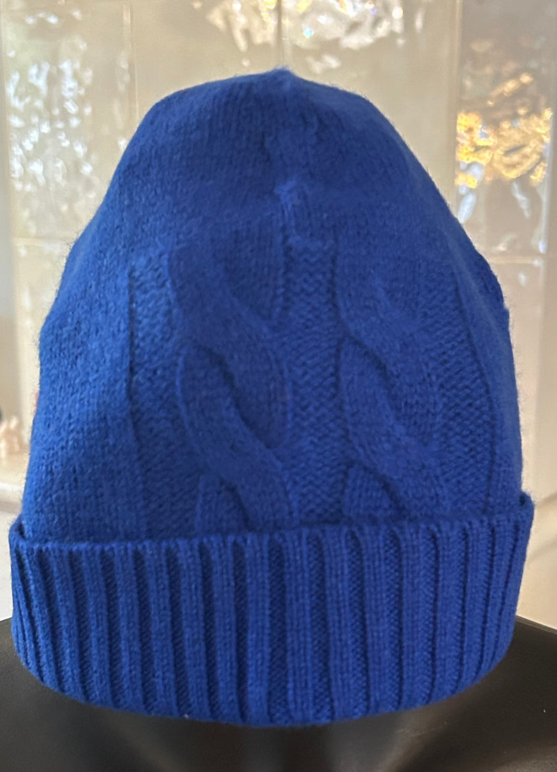 Cable knitted Beanie in 100% cashmere