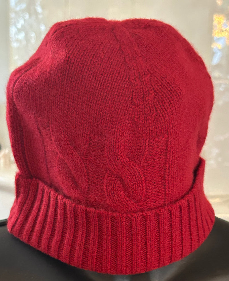 Cable knitted Beanie in 100% cashmere