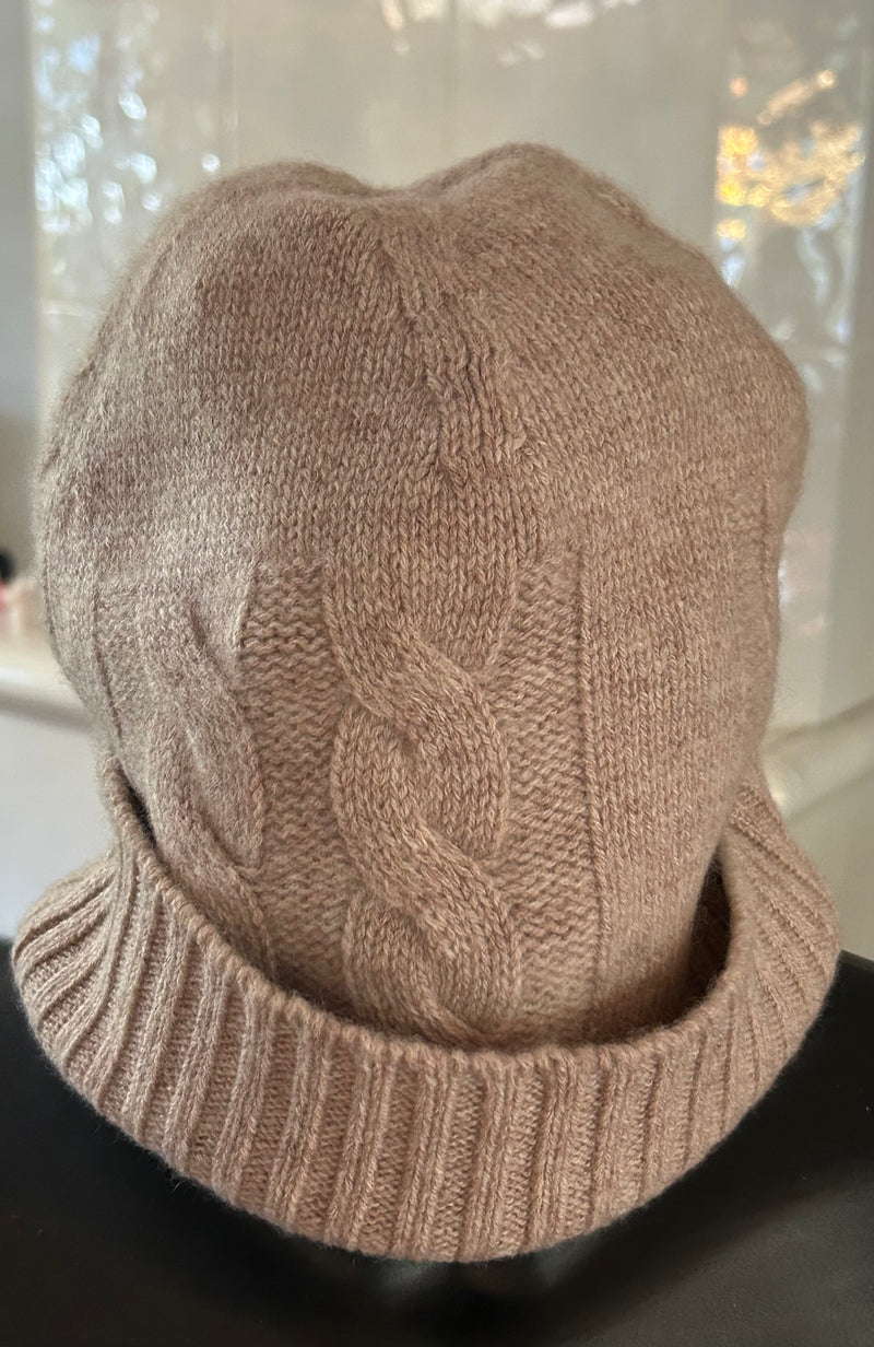 Cable knitted Beanie in 100% cashmere