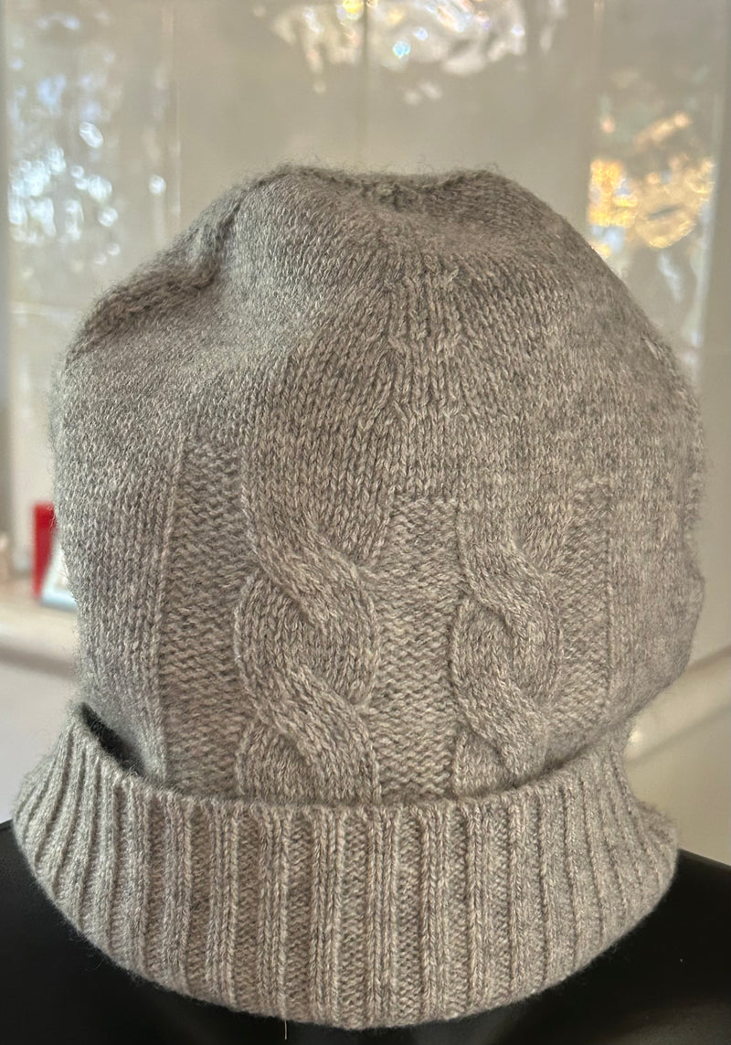 Cable knitted Beanie in 100% cashmere