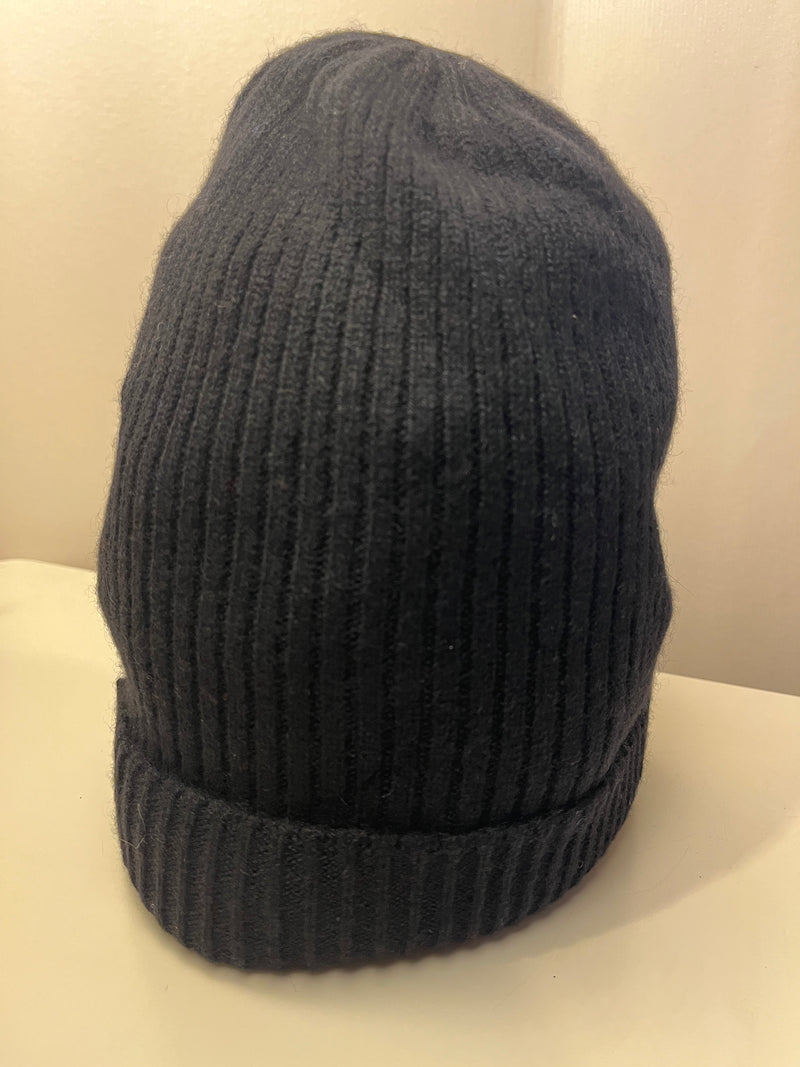 Ribbstickad mössa i 100 % cashmere