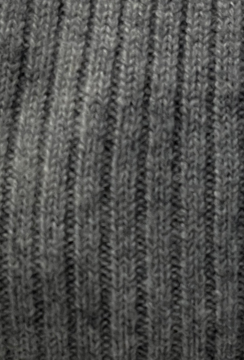 Kabelstickad mössa i 100 % cashmere