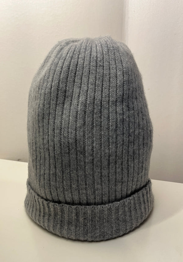 Ribbstickad mössa i 100 % cashmere