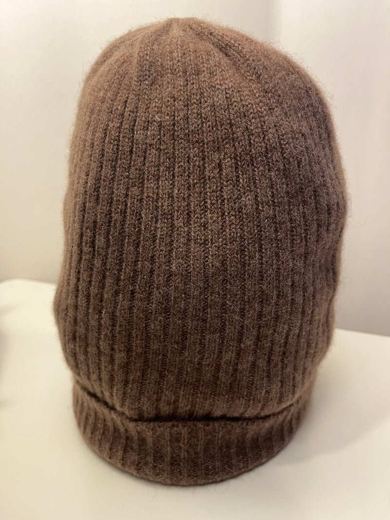Ribbstickad mössa i 100 % cashmere