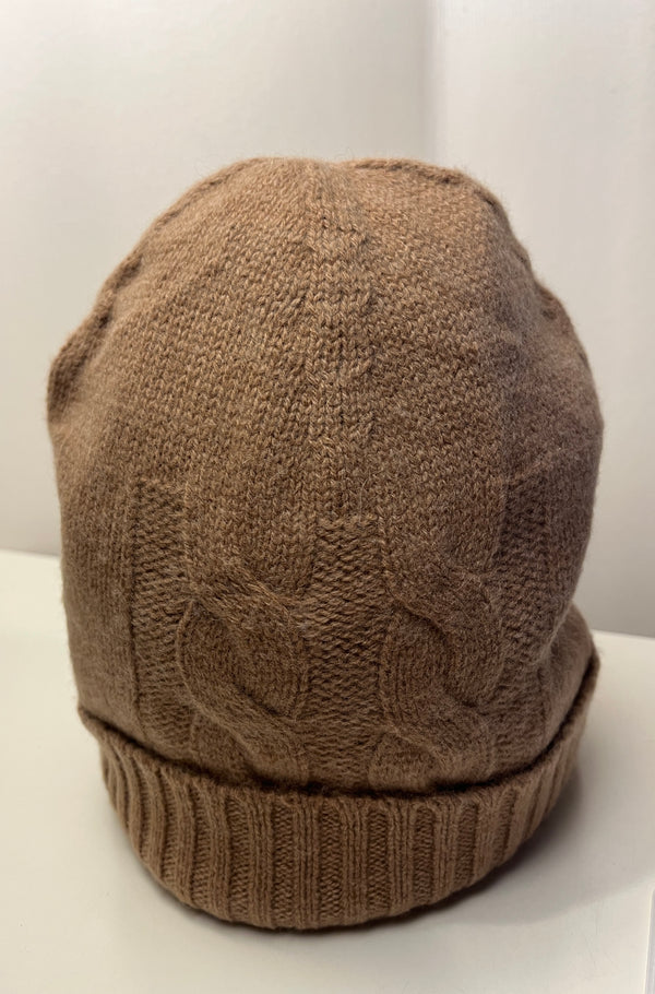 Kabelstickad mössa i 100 % cashmere