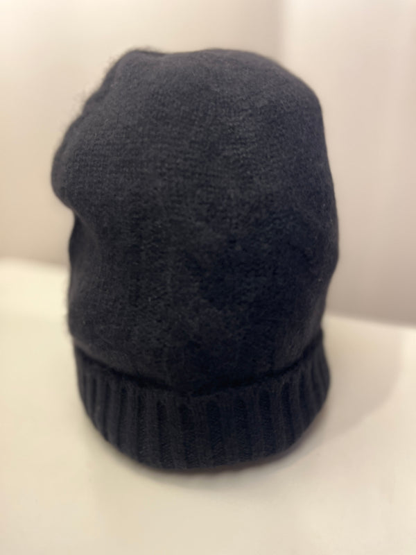 Kabelstickad mössa i 100 % cashmere