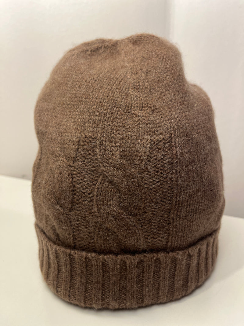 Kabelstickad mössa i 100 % cashmere