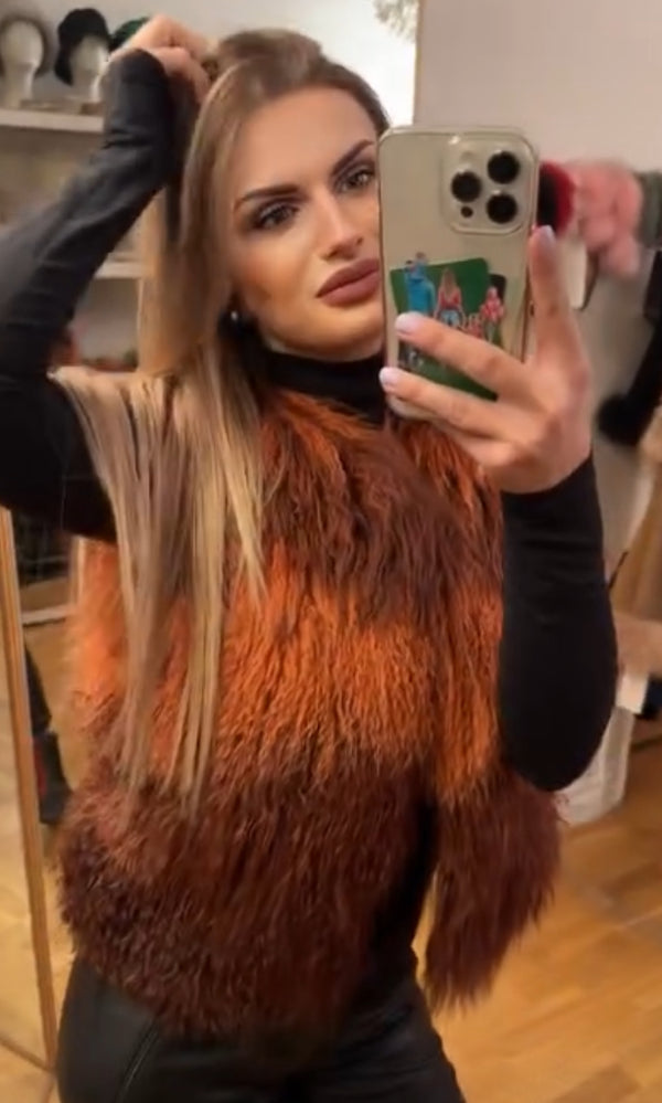 Amoress Tess Väst, Kort