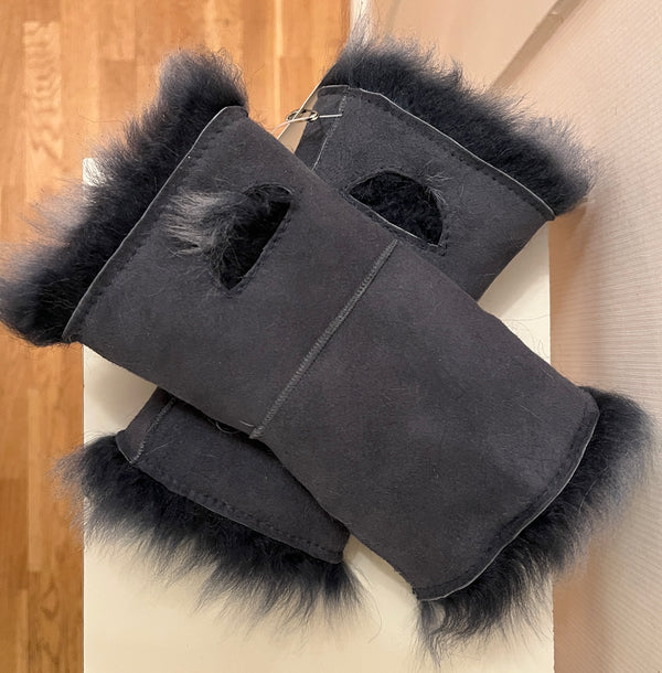Wrist warmers in sheepskin