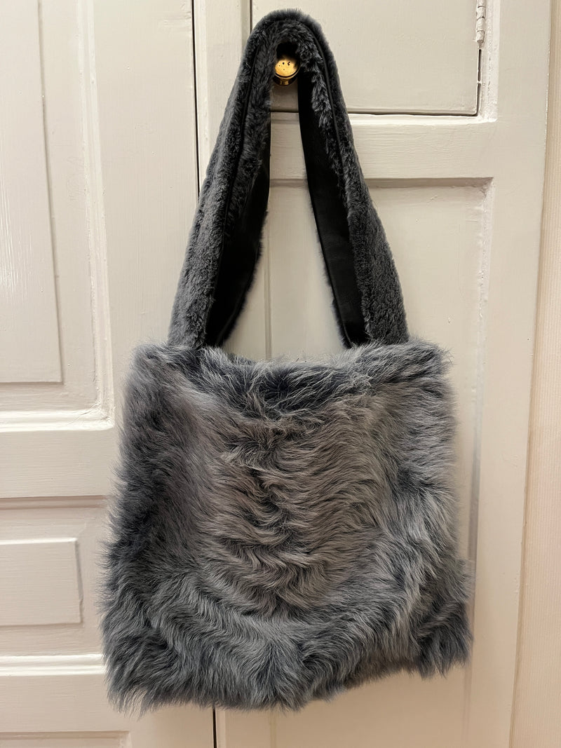 Shoppingväska i fårskinn - Mellan