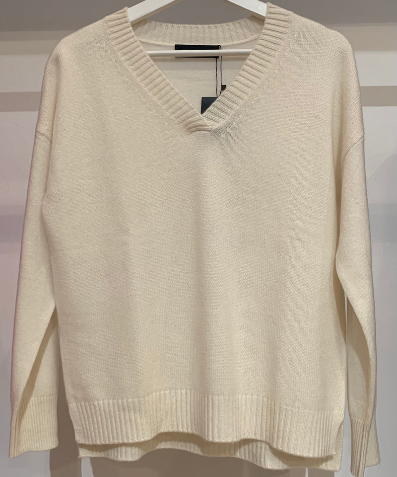 Cashmere sweater with v-neckline