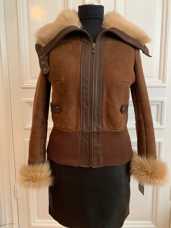 Short sheepskin jacket with cuffs at the waist