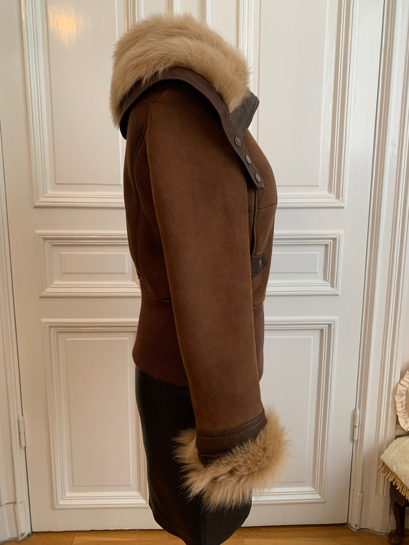 Short sheepskin jacket with cuffs at the waist