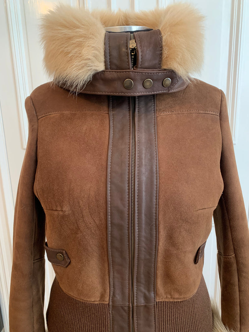 Short sheepskin jacket with cuffs at the waist