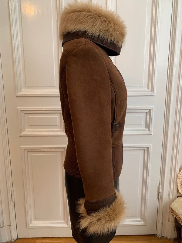 Short sheepskin jacket with cuffs at the waist