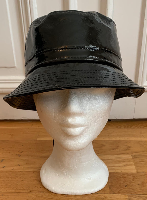 Bucket hat in patent leather